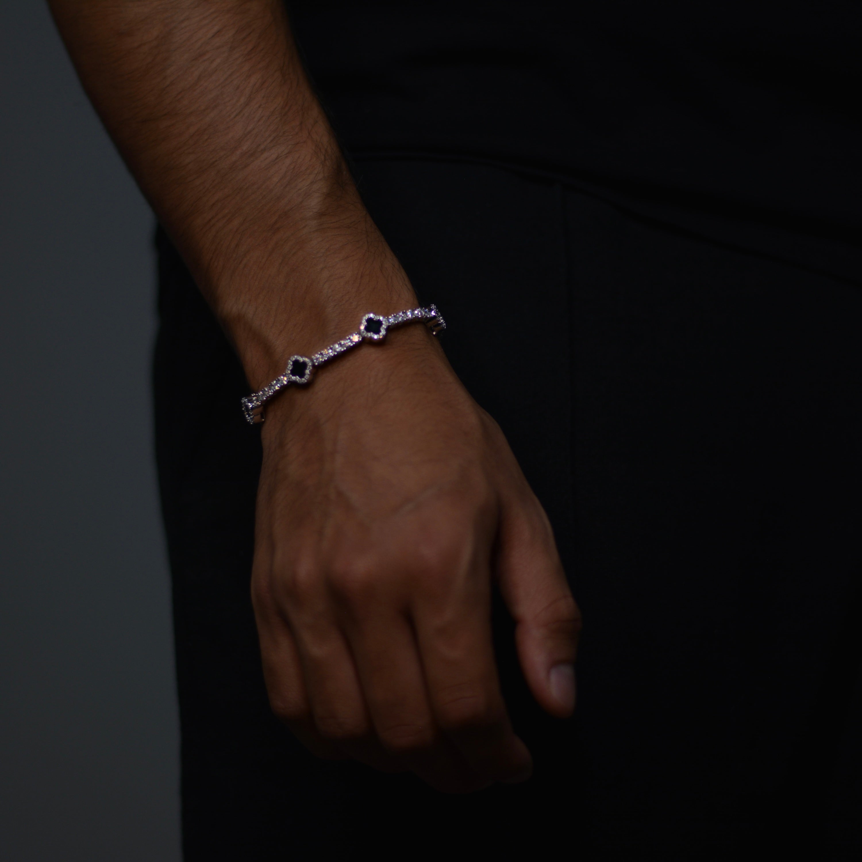 MOISSANITE BLACK CLOVER TENNIS ARMBAND S925 - WEISSGOLD
