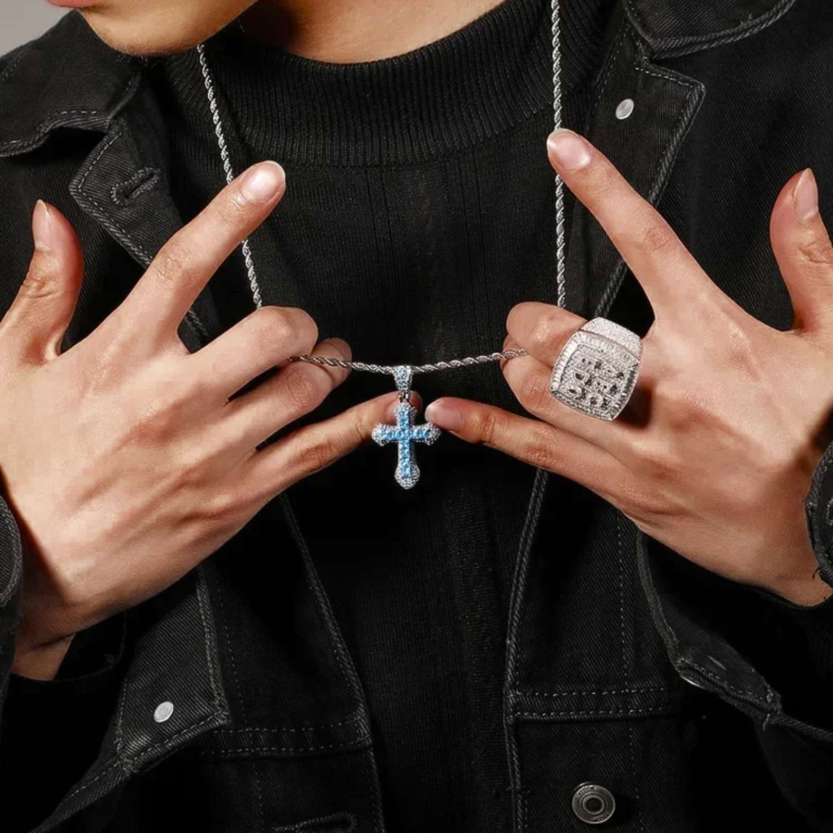 BLUE FROSTY CROSS ANHÄNGER - WEISSGOLD